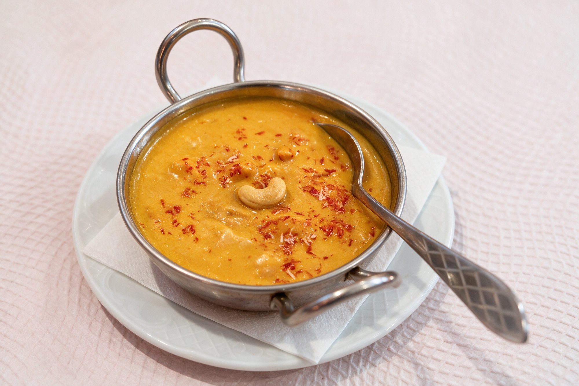 Pollo Korma - curry cremoso de coco y anacardos en cazuela de acero