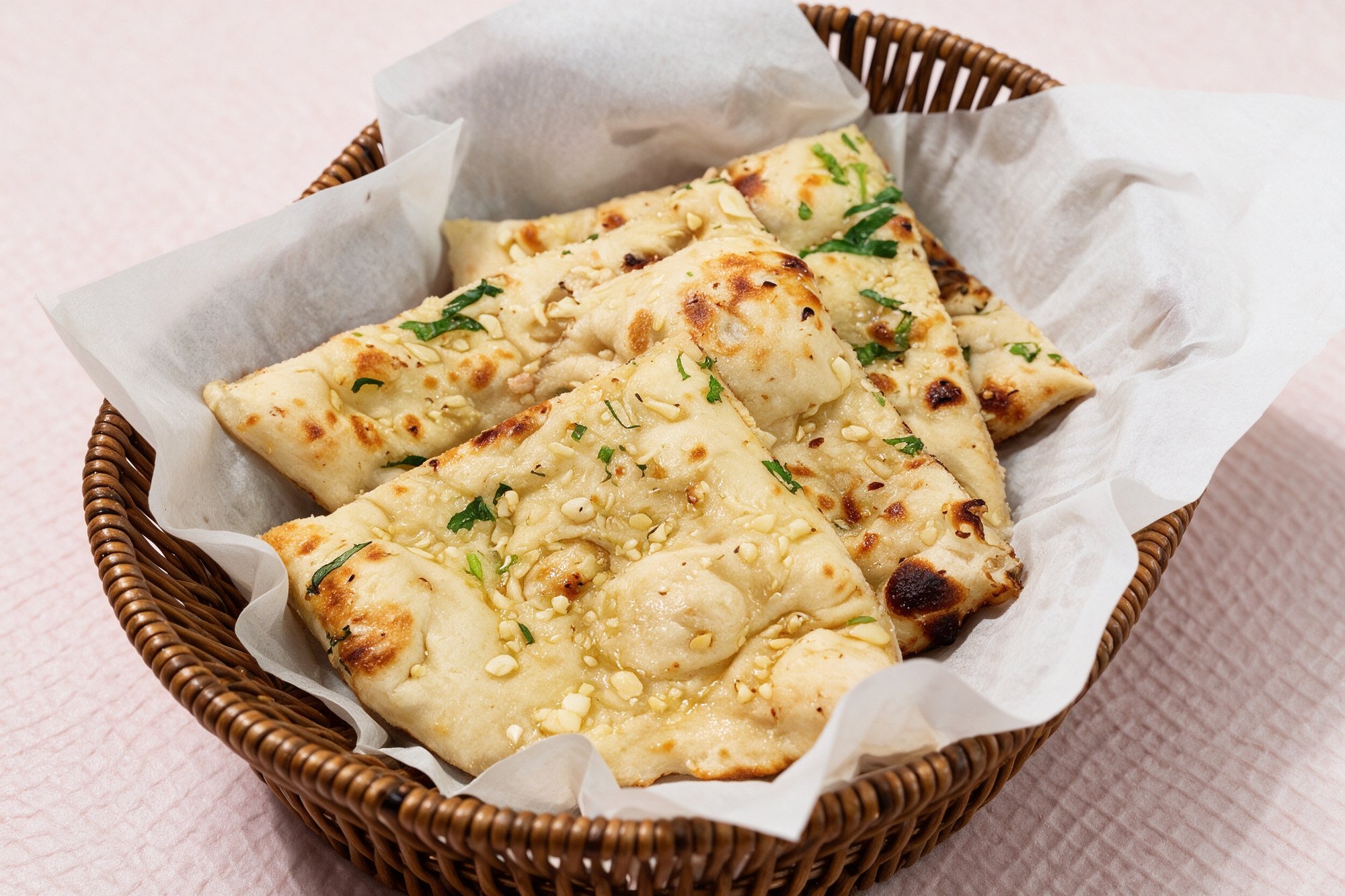 Pan de Ajo - naan al horno con ajo y cilantro en cesta de trenzado